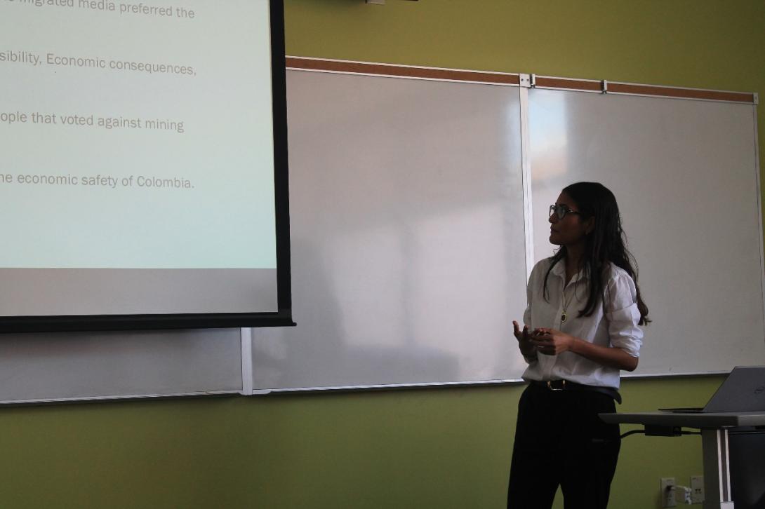 Emy Osorio presenting her work in Eugene