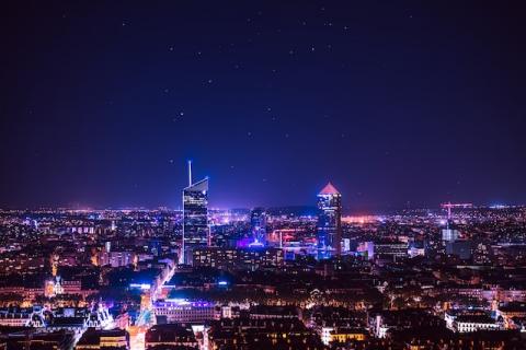 Photo (cc) https://unsplash.com/@traumamnesia - Lyon by night