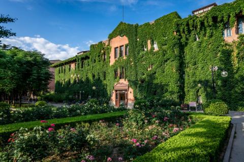 <i>[hoto: Tsinghua School of Journalism and Communication</i> [hoto: Tsinghua School of Journalism and Communication