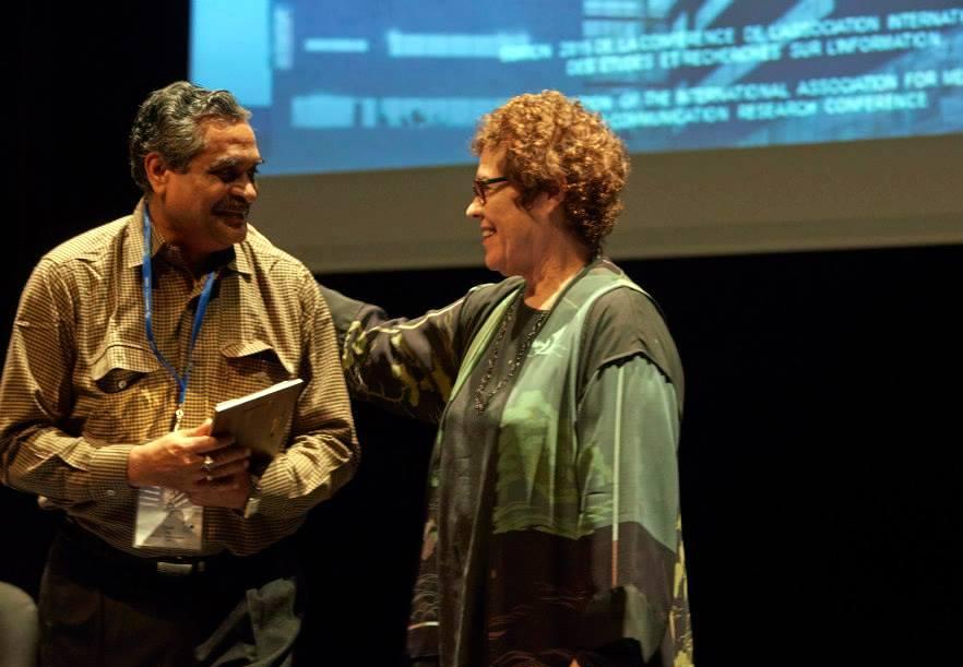 Dipak De received an award marking his contribution to the association from IAMCR president, Janet Wasko. Montréal, 2015. 