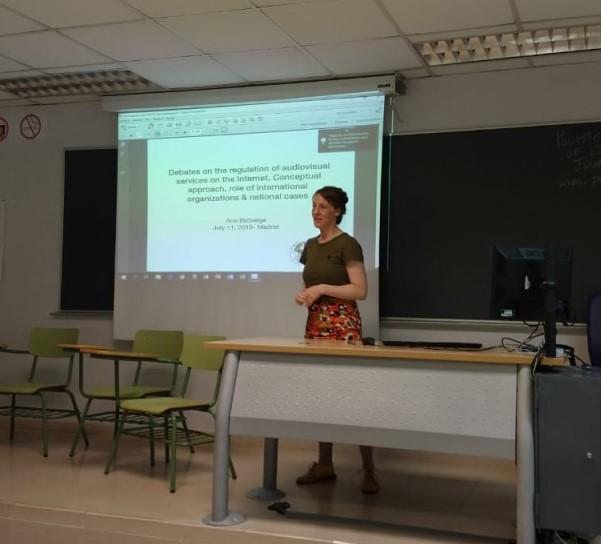 Ana Bizberge presenting her paper at IAMCR 2019