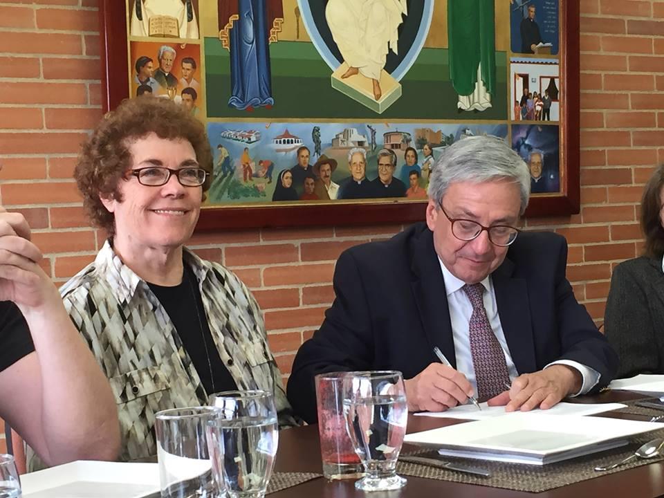 IAMCR president, Janet Wasko, and Uniminuto Rector, Leonidas López Herrán signing the Memorandum of Understanding